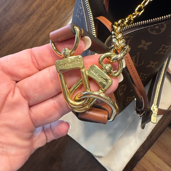 Louis Vuitton Reverse Monogram Loop - Picture 8 of 16